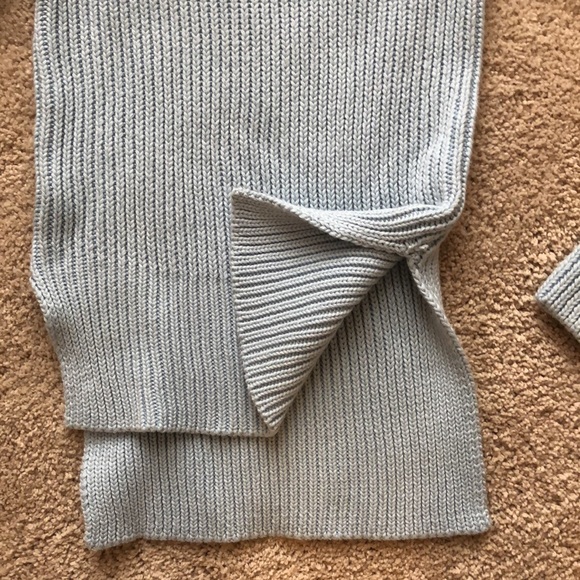 Solaris Style Cold-Shoulder Blue Turtleneck - Picture 3 of 3